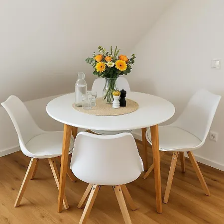 Dat-fischerhuus-das-fischerstuebchen-zwischen-ostsee-und-bodden-20sek-zum-hafen * Pruchten