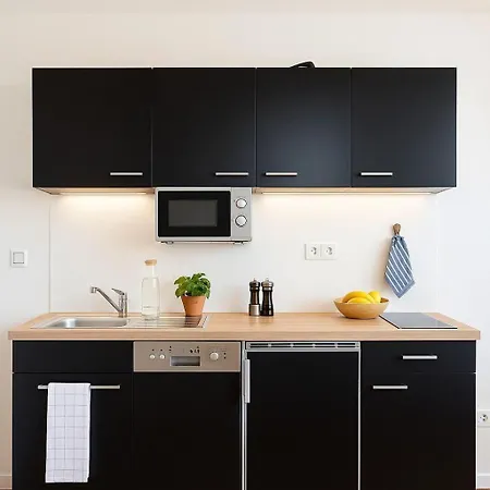 Dat-fischerhuus-das-fischerstuebchen-zwischen-ostsee-und-bodden-20sek-zum-hafen *