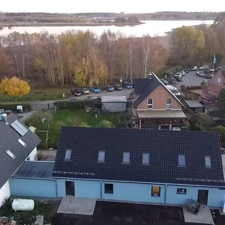 Dat-fischerhuus-das-fischerstuebchen-zwischen-ostsee-und-bodden-20sek-zum-hafen Pruchten